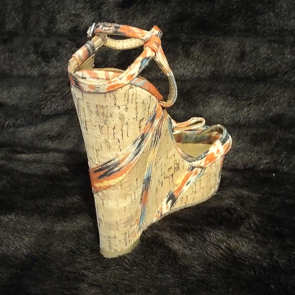 Women's Platform wedge Sandals by Chinese Laundry, Size 6. - Picture 5 of 9